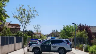 Coches de la Guardia Civil ante el domicilio donde apareció muerta la familia