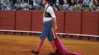 El torero Manuel Escribano en la plaza de toros de La Maestranza de Sevilla, tras ser operado.