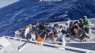 Operación de rescate por guardacostas italianos de una embarcación cargada de migrantes, el 11 de abril, cerca de la isla de Lampedusa