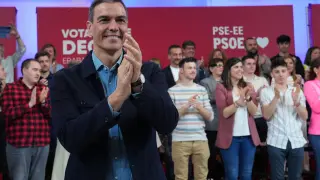 El secretario general del PSOE y presidente del Gobierno, Pedro Sánchez, aplaude durante un acto de campaña del PSE-EE, en la Tabakalera, en San Sebastián
