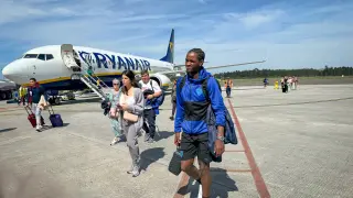 El centrocampista Álex Balboa, tras el aterrizaje en el aeropuerto de Santiago de Compostela.