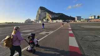 Una mujer cruza el aeropuerto de Gibraltar