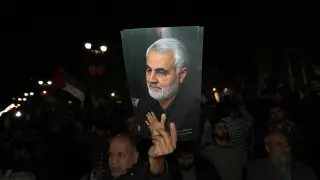 Un manifestante festeja el ataque contra Israel enfrente de la embajada británica en Teherán.