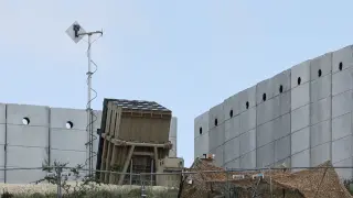 La Cúpula de Hierro, el sistema defensivo antimisiles con que Israel repelió el ataque con misiles y drones lanzado por Irán, desplegado cerca de Jerusalén
