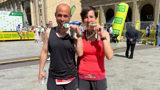 Nacho López y Teresa Prieto luciendo sus respectivas medallas al acabar la prueba.