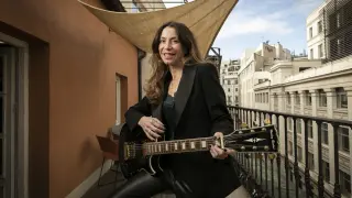 Ana Valdovinos, directora general de Ticketmaster España, empuña una guitarra en una azotea madrileña.
