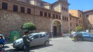La fachada principal del convento de Santa Clara, abierta a la plaza de Cristo Rey.