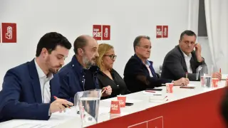 Darío Villagrasa, Javier Lambán, Mayte Pérez, Juan Antonio Sánchez Quero y Fernando Sabés, en la ejecutiva del PSOE-Aragón.