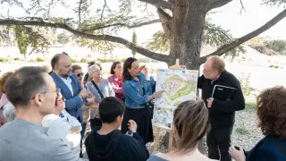 El arquitecto Emilio Faci explica las características del complejo del Buen Pastor sobre el terreno a las autoridades y los vecinos