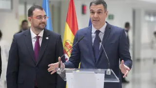 El presidente del Principado de Asturias, Adrián Barbón y el presidente del Gobierno, Pedro Sánchez en el Hospital Universitario Central de Asturias (HUCA en Oviedo este lunes.