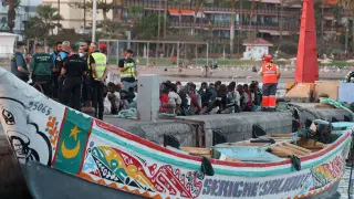 La salvamar Alpheratz ha rescatado un cayuco con unas cien personas a bordo trasladándolas al Puerto de Los Cristianos, en el municipio de Arona (Tenerife), este domingo.