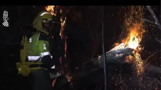 Trabajos durante la noche en el incendio en Tàrbena.