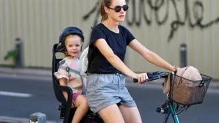 Una madre y su hija en bicicleta.