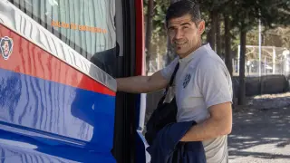 Antonio Hidalgo, subiéndose al autobús para iniciar la expedición hacia Ferrol.