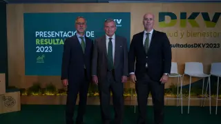Javier Cubría, director financiero; Javier Vega de Seoane, presidente, y Fernando Campos, consejero delegado de DKV.