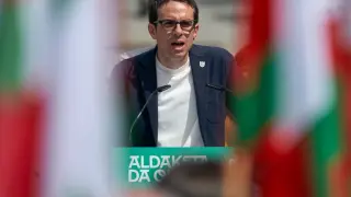 El candidato de EH Bildu a Lehendakari Pello Otxandiano participa en un acto electoral este domingo en Vitoria.