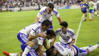 Jugadores del Real Zaragoza celebrando un gol durante un derbi de 2016. gsc1