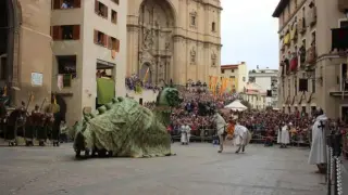 El Vencimiento del Dragón es un importante evento cultural en esta ciudad de Aragón cada 23 de abril