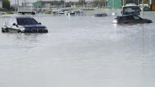 Las fuertes lluvias caídas en Dubái han anegado las calles y han obligado a interrumpir el tráfico aéreo