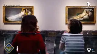 Dos niñas hablan sobre 'Las majas' de Goya.