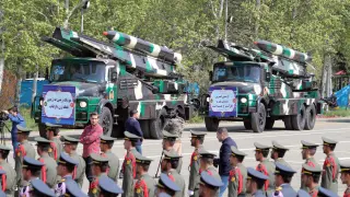 Misiles iraníes de mediano alcance 'Nazeat' se exhiben durante la celebración anual del día del Ejército en una base militar en Teherán, Irán.