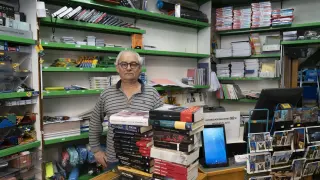 Javier Gómez liquida existencias por el cierre de su librería Balmes.