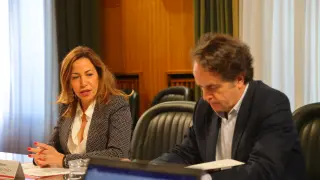 La alcaldesa de Zaragoza, Natalia Chueca, y el consejero de Hacienda, Roberto Bermúdez de Castro, durante la reunión.