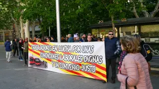 La plantilla del bus, durante la concentración en la plaza de Aragón