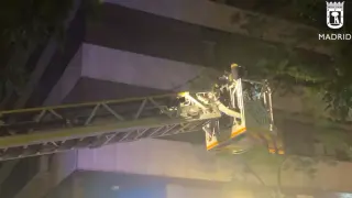 Los Bomberos de Madrid trabajan en la extinción del incendio del edificio de 8 plantas en Madrid.