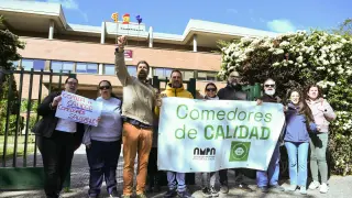 Protesta de la plataforma Come Pública y el colegio Miraflores ante el servicio provincial de Zaragoza.
