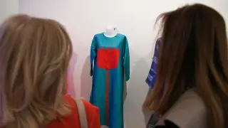Vestido de seda de la colección otoó/invierno de Ágatha Ruiz de la Prada de 1995-1996.
