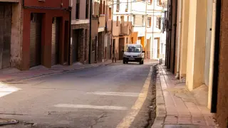 La calle Fuentebuena, estrecha, tortuosa y sin apenas aceras.