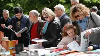 Gente en los expositores del paseo de la Independencia de Zaragoza el Día del Libro de 2023