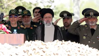El presidente iraní Ebrahim Raisi flanqueado por el ejército celebra el Día Nacional del Ejército.