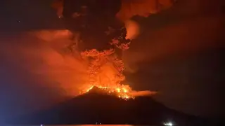 El volcán expulsó durante la jornada del 16 de abril una columna de humo y ceniza de unos 2.000 metros de altura.