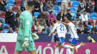 Moya, autor del último gol del Real Zaragoza fuera de casa (el inútil en el campo del Levante), corre a celebrarlo con Mouriño. El equipo perdió 2-1 en Valencia.