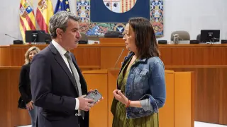 La consejera Carmen Susín (PP) charla con otro diputado de su partido, José Antonio Lagüéns