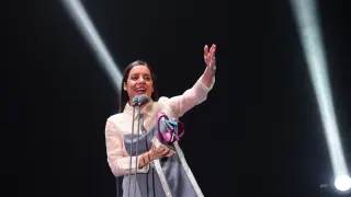 Valeria Castro, este miércoles 17 de abril, con uno de sus dos premios MIN en el Auditorio de Zaragoza.