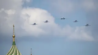 Bombardeos estratégicos Tu-160 y Tu-22M3 sobrevuelan la Plaza Roja de Moscú durante un desfile militar en 2020 en Rusia  (archivo).