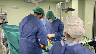 El servicio de Cirugía Ortopédica y Traumatología, durante una intervención de prótesis de cadera.