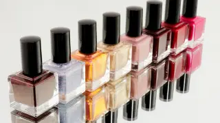 Esmaltes de colores para pintarse las uñas.