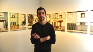 Jorge Isla presenta en la Diputación de Huesca la exposición '¿Por qué las viviendas sociales tienen fachadas de colores?'.