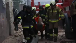 Servicios de Emergencia ucranianos rescatan a un civil del ataque masivo ruso en la ciudad ucraniana de Dnipro.