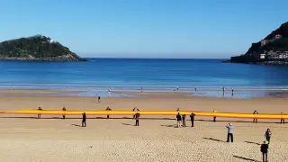 Vox despliega una bandera de 50 metros en la playa de La Concha de San Sebastián.