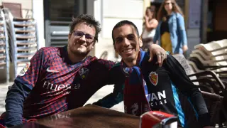 Dos aficionados, del SD Huesca y del Real Zaragoza, comparten momentos antes del derbi.
