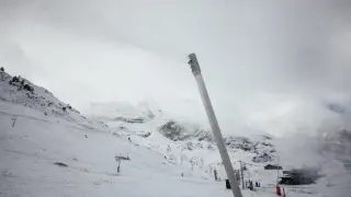 Dispositivo de producción de nieve en una estación de esquí aragonesa.