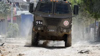 An Israeli military vehicle makes its way, during an Israeli raid, at Nour Shams camp, in Tulkarm, in the Israeli-occupied West Bank, April 20, 2024. REUTERS/Raneen Sawafta [[[REUTERS VOCENTO]]]