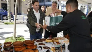 GRAFCAV1663. Bizkaia, 20/04/2024.- El candidato del PNV, Imanol Pradales, compra unos dulces durante la jornada de reflexión previa a las elecciones al Parlamento vasco, este sábado en Bizkaia. EFE/Luis Tejido