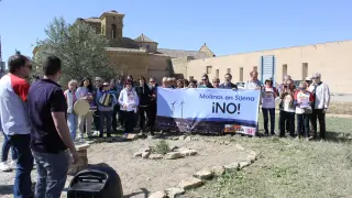 Manifestación contra los aerogeneradores en el entorno del monasterio de Sijena.