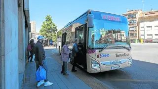 Usuarios subiendo a uno de los autobuses urbanos de Teruel en la Ronda de Ambeles.